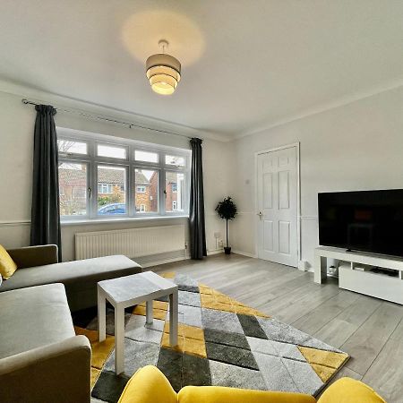 Stylish 3 Bed Chigwell Home With Free Parking Exteriér fotografie