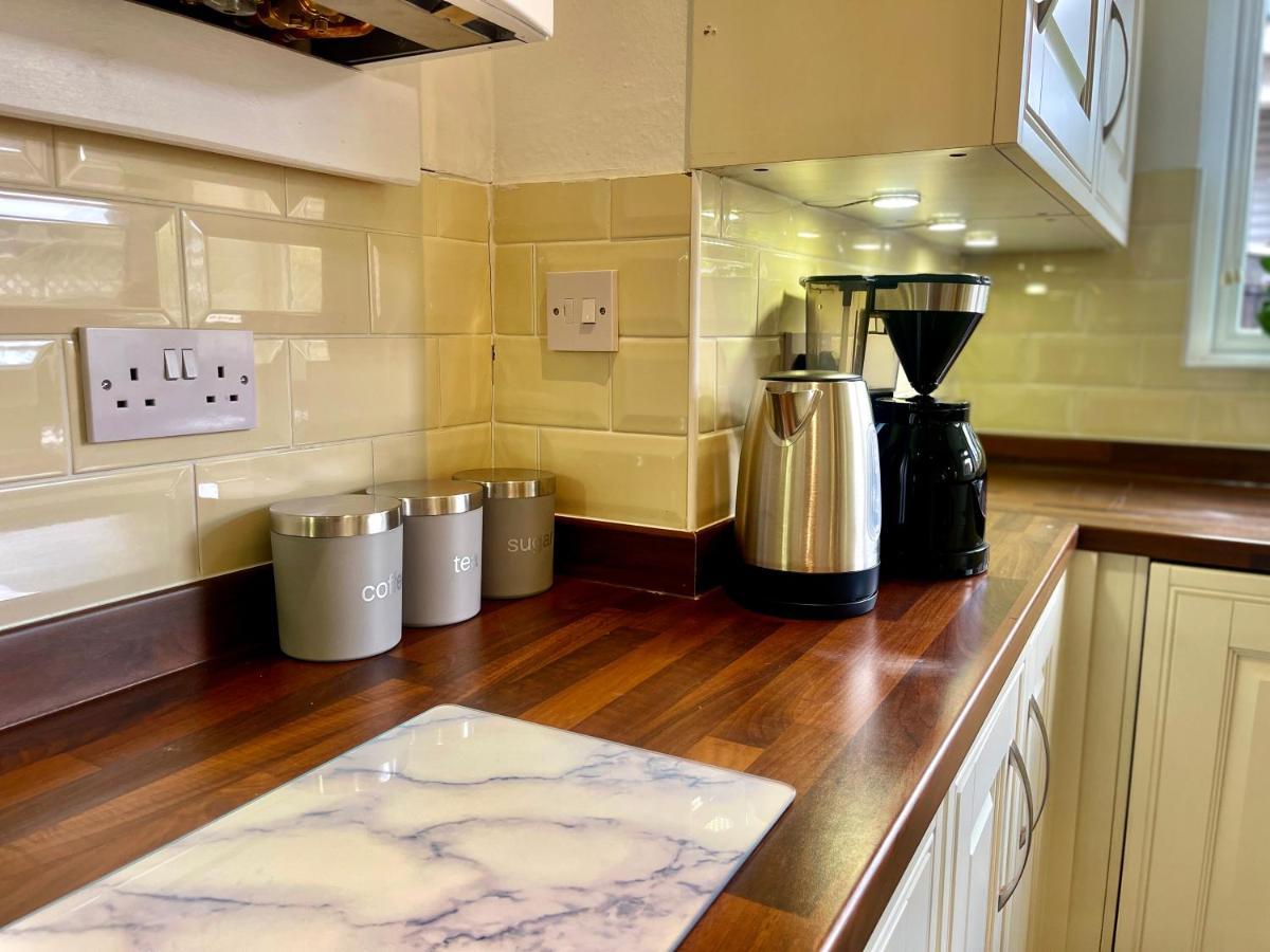 Stylish 3 Bed Chigwell Home With Free Parking Exteriér fotografie