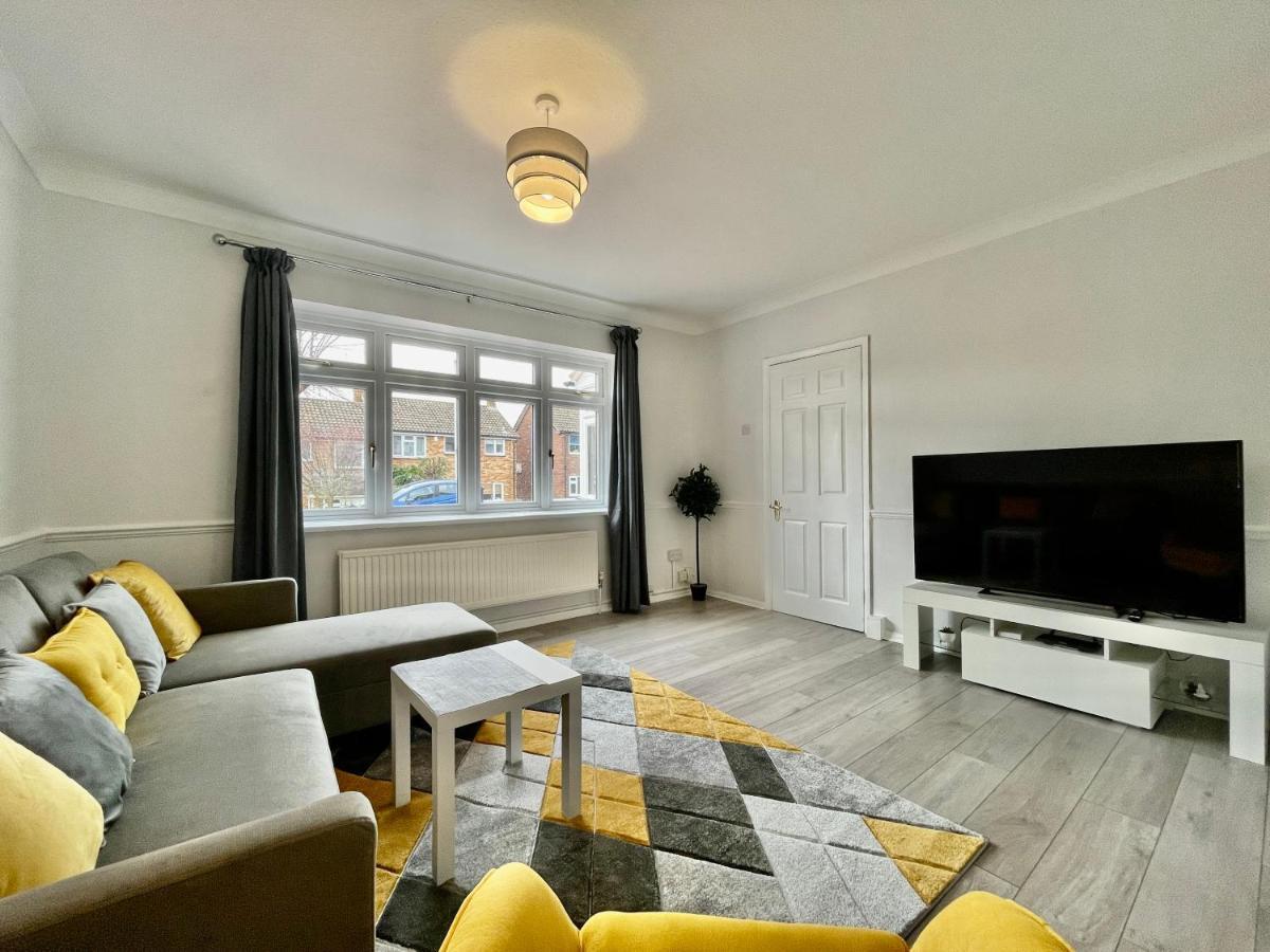 Stylish 3 Bed Chigwell Home With Free Parking Exteriér fotografie
