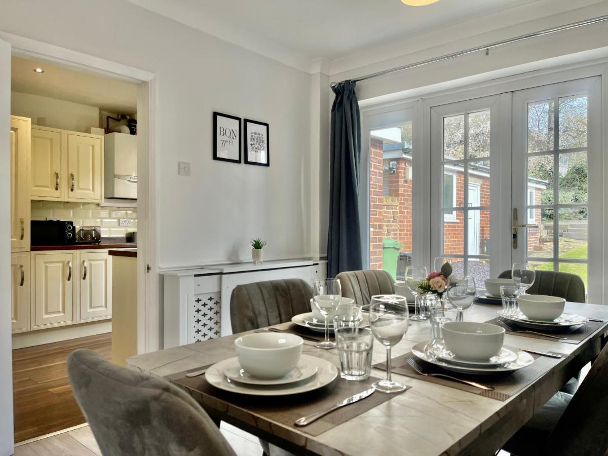 Stylish 3 Bed Chigwell Home With Free Parking Exteriér fotografie