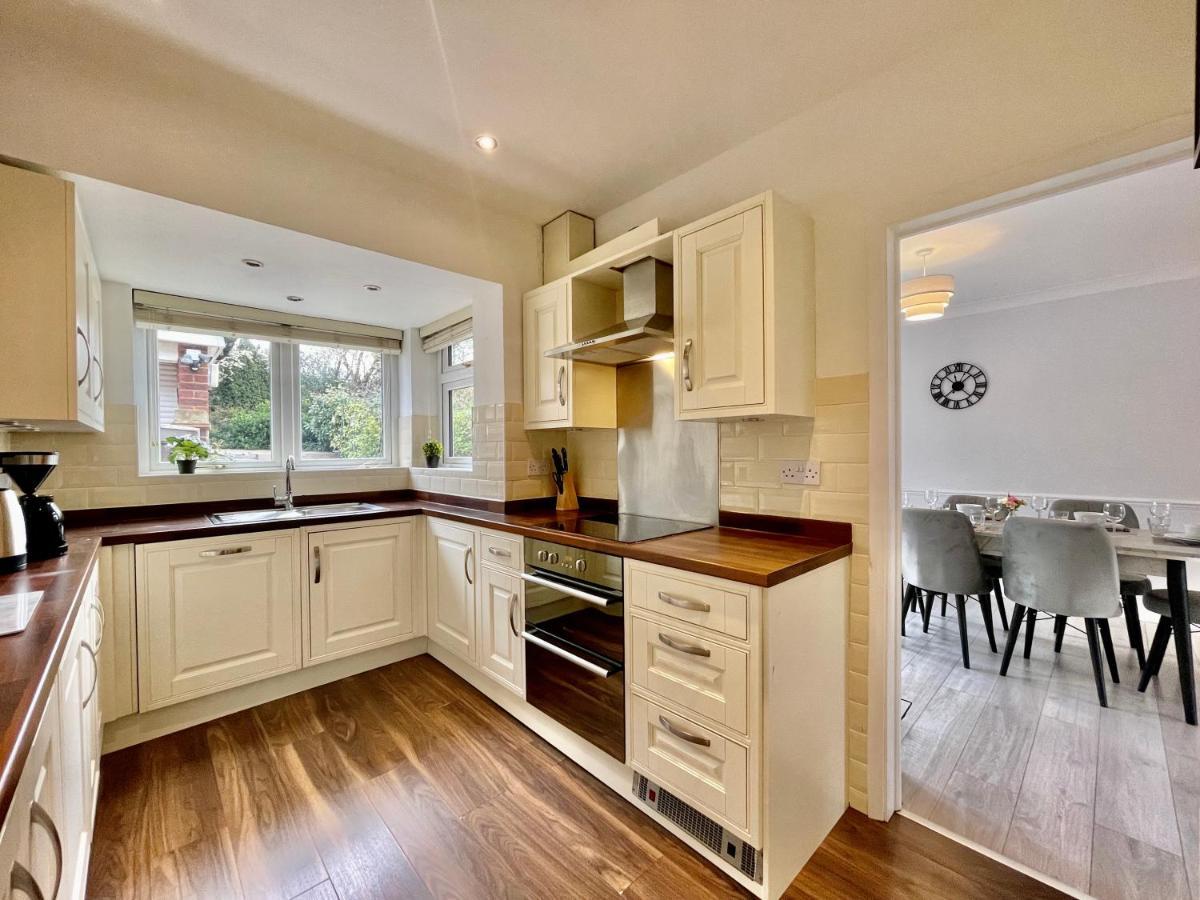 Stylish 3 Bed Chigwell Home With Free Parking Exteriér fotografie