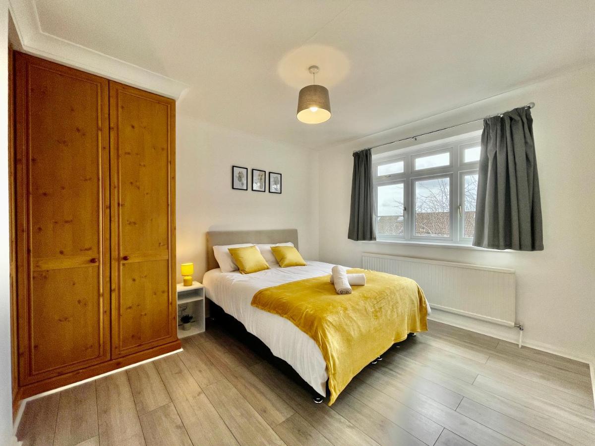 Stylish 3 Bed Chigwell Home With Free Parking Exteriér fotografie