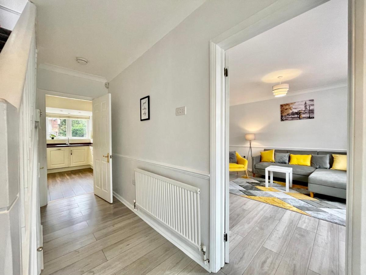 Stylish 3 Bed Chigwell Home With Free Parking Exteriér fotografie