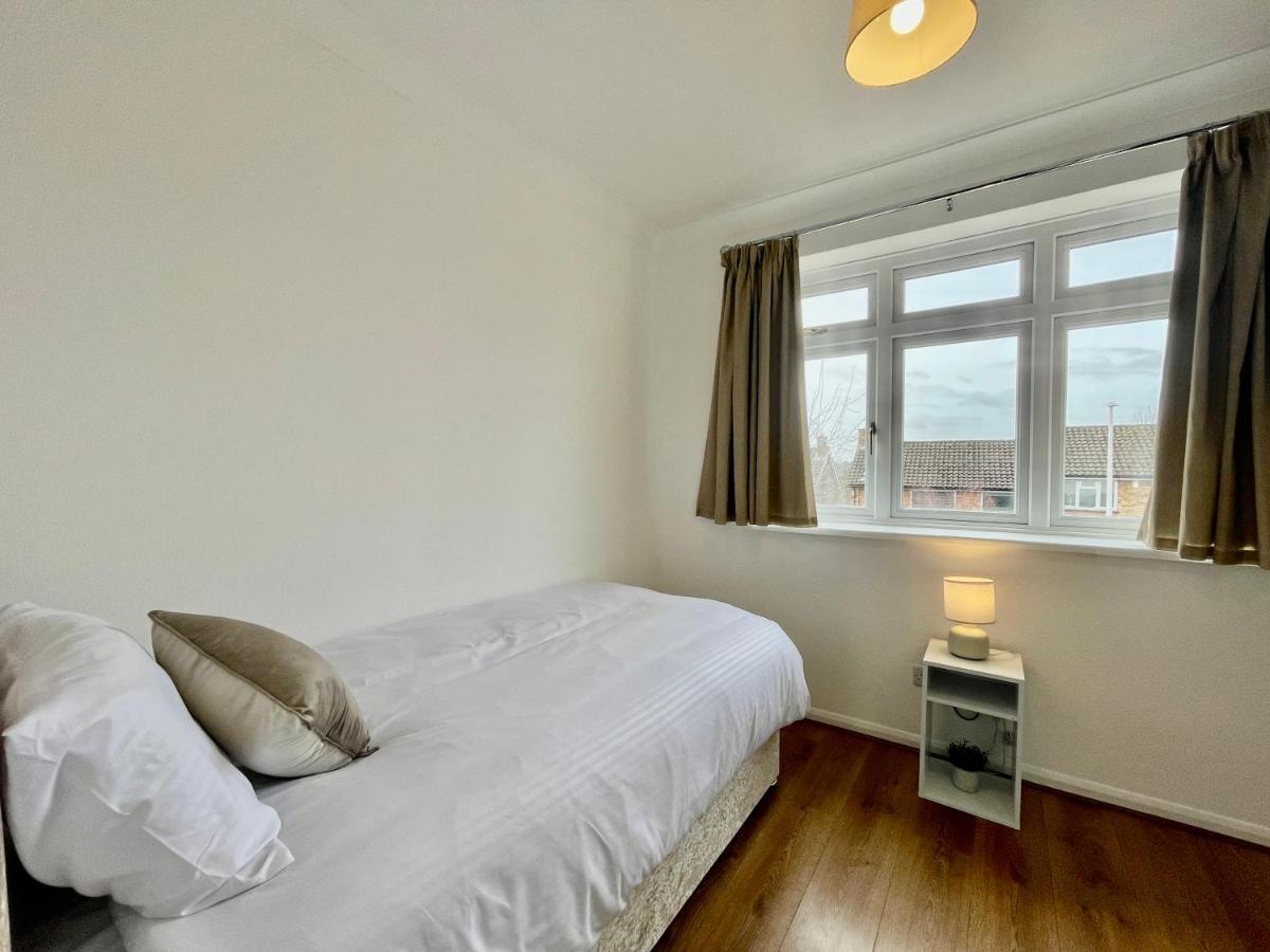 Stylish 3 Bed Chigwell Home With Free Parking Exteriér fotografie