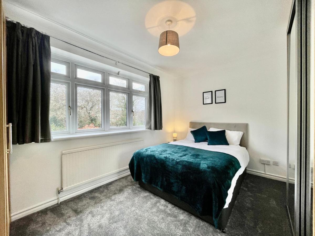 Stylish 3 Bed Chigwell Home With Free Parking Exteriér fotografie