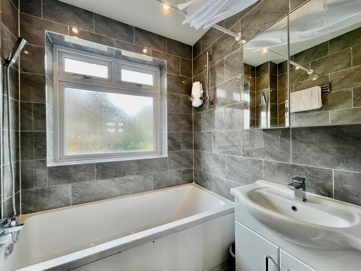 Stylish 3 Bed Chigwell Home With Free Parking Exteriér fotografie
