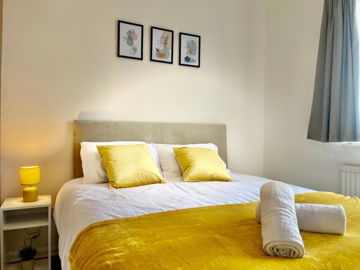 Stylish 3 Bed Chigwell Home With Free Parking Exteriér fotografie